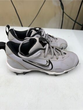 Nike Kids Light Gray and Black Baseball Cleats Mike Trout 2 Y